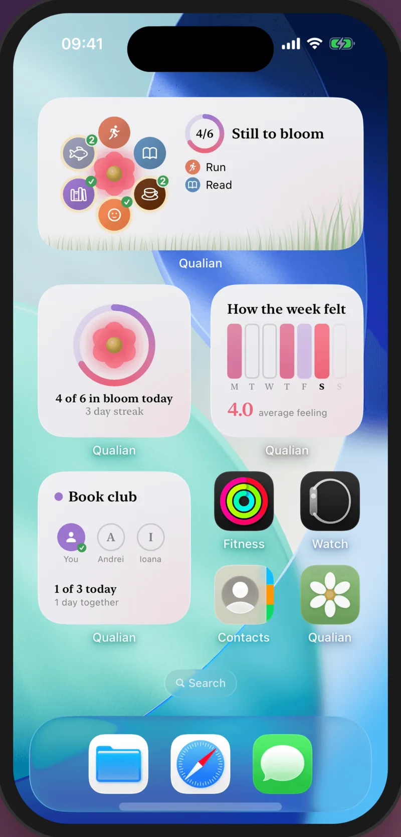 Un écran d'accueil d'iPhone avec des widgets Qualian montrant le mois en fleurs et les habitudes du jour.
